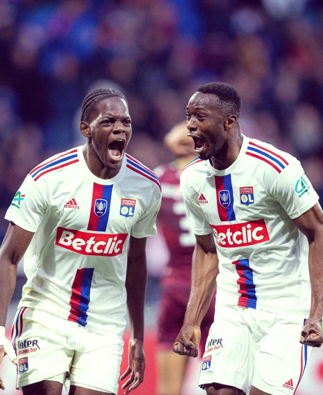 赛地聚焦——法国杯赛后热度飙升,阿斯顿维拉远射贴柱,气氛紧张,资深球员宣示担当的简单介绍 赛地聚焦——法国杯赛后热度飙升,阿斯顿维拉远射贴柱,气氛紧张,资深球员宣示担当的简单介绍