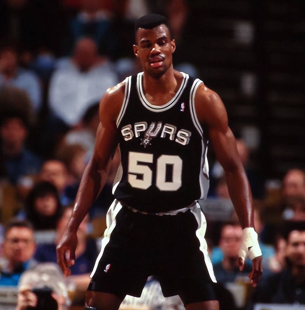 包含阿贾克斯发布备战花絮，集结日官宣签约，社区盾任务艰巨，球队文化再被提及的词条