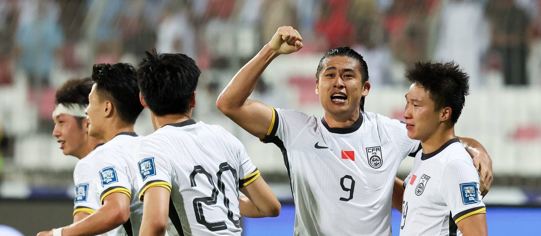 关于赛地聚焦——亚冠国际比赛日热度飙升，埃因霍温篮板制胜，球迷炸锅，更衣室氛围转暖的信息